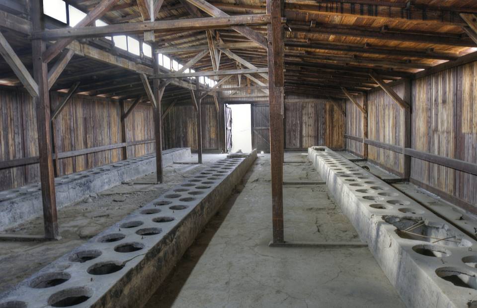 Jak vypadaly záchody a umývárny v Osvětimi? Hygiena vězňů byla složitá