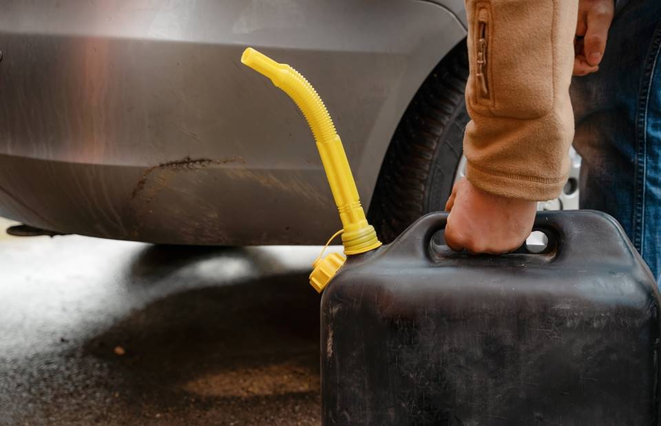 Automechanik ukázal nový způsob, jak vysát palivo z auta bez pomoci úst. Téměř nikdo ho nezná