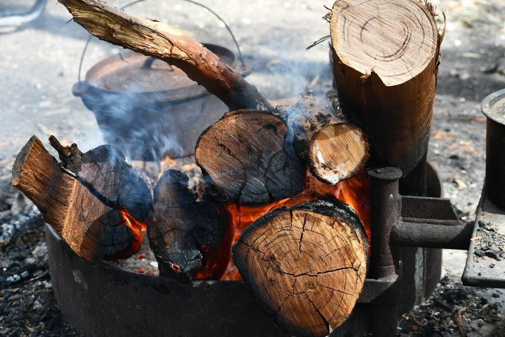 Zákaz dřeva na topení se blíží. Panují obavy, že zmrzneme. Kdo tohle vymýšlí?