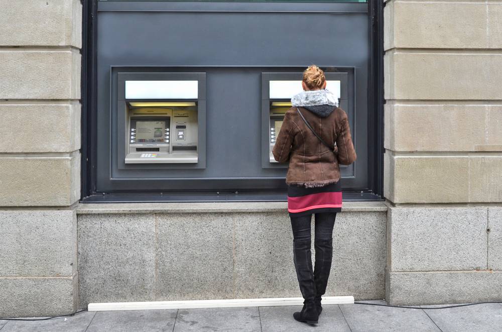 The first bank in the Czech Republic cancels cash.  It’s starting now, better avoid her