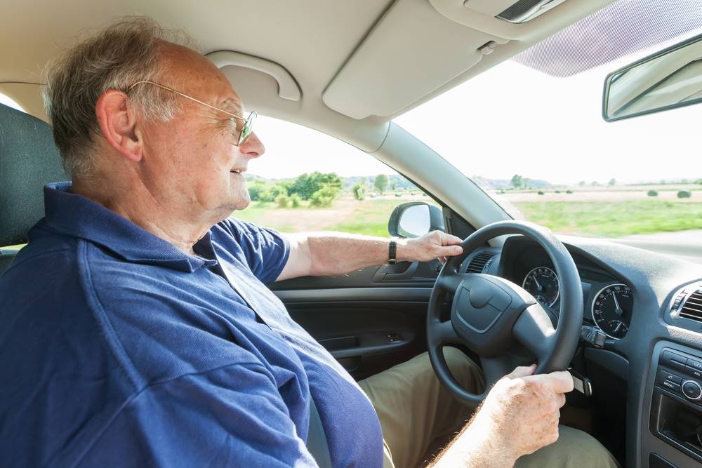 Důchodci za volantem končí. Odevzdají řidičák a jezdit budou vlakem nebo taxíkem