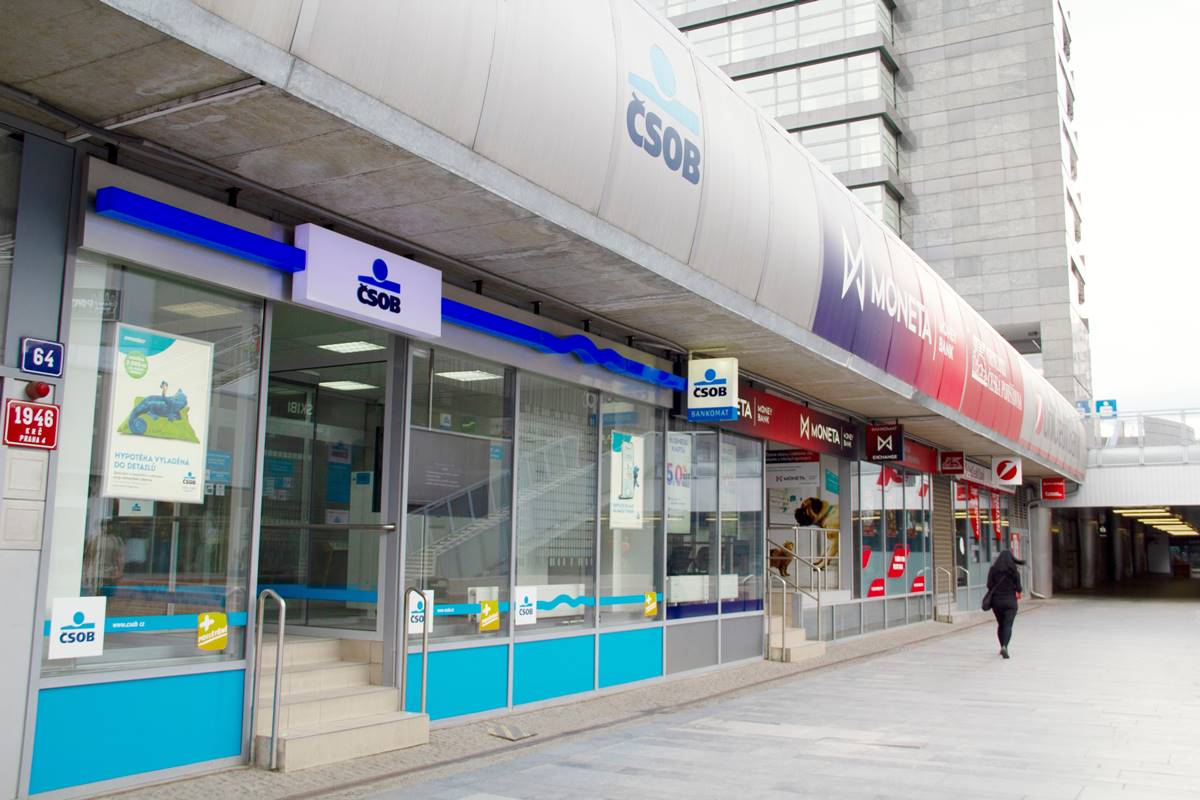 Velká česká banka vás odrbe na běžné transakci. Zaplatíte tisíce korun za nic