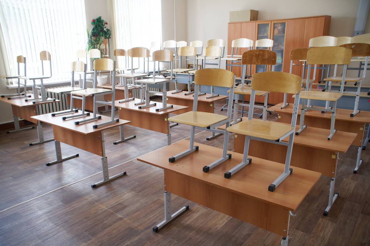 教師と保護者は学校を掃除することになっています。チェコ共和国は大きな問題に直面している
